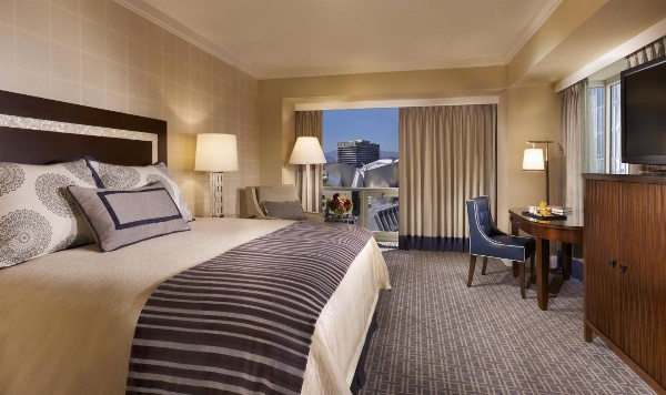 Omni Los Angeles Hotel At California Plaza image 4